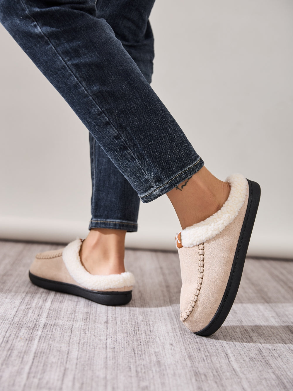 LIZAKOSHT  -  Contrast Round Toe Flat Slippers