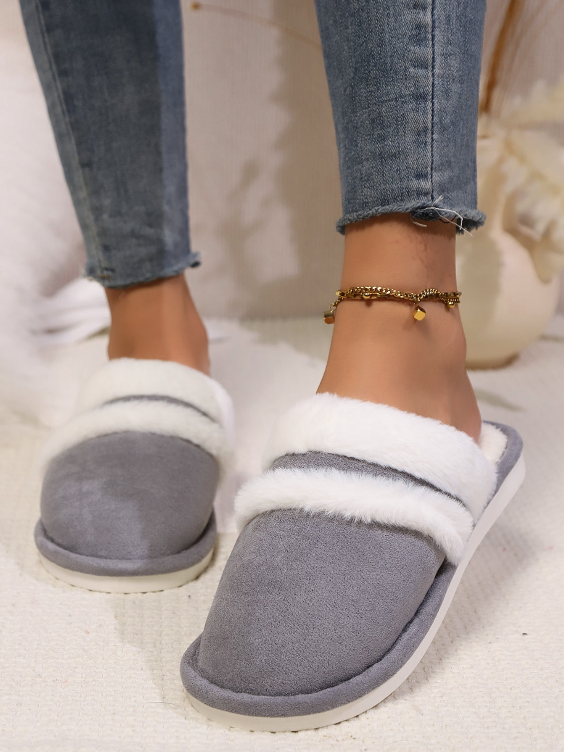 LIZAKOSHT  -  Contrast Faux Fur Round Toe Slippers