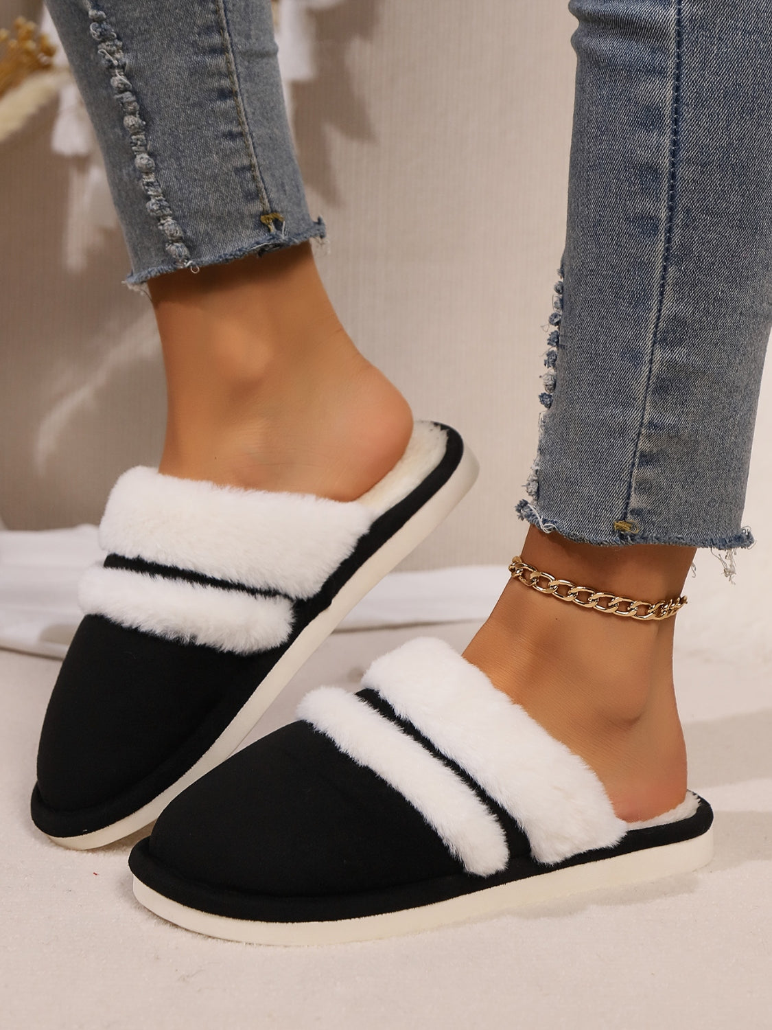 LIZAKOSHT  -  Contrast Faux Fur Round Toe Slippers