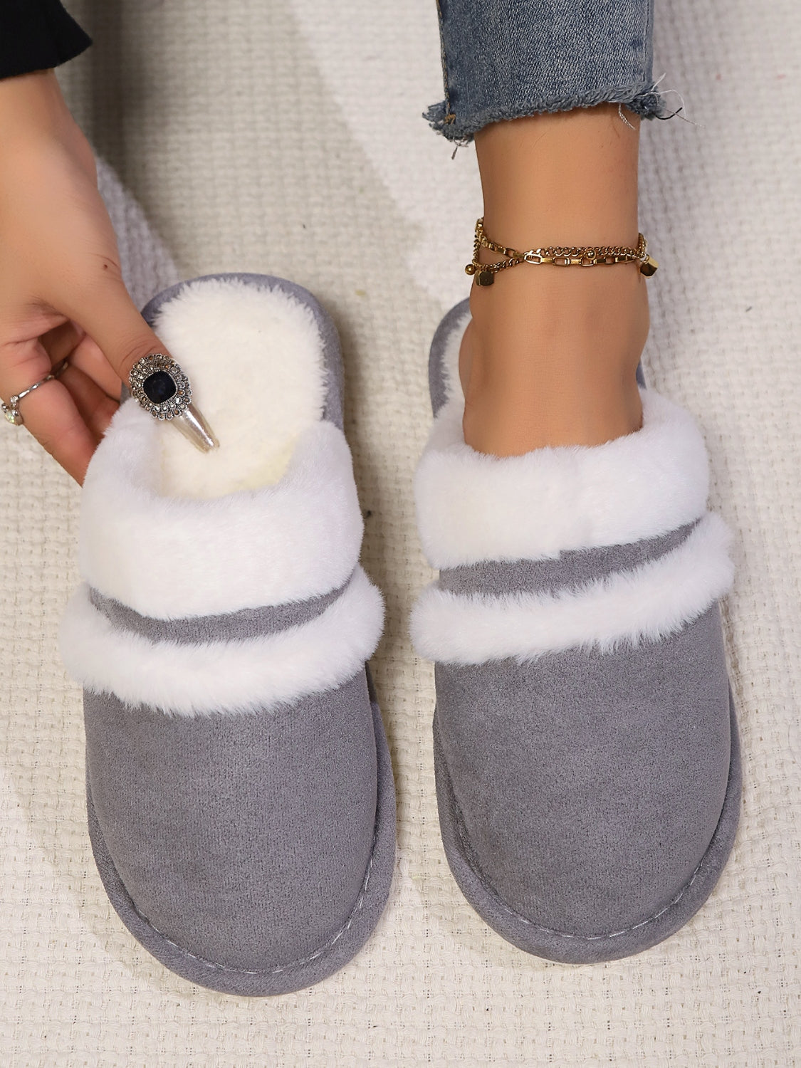 LIZAKOSHT  -  Contrast Faux Fur Round Toe Slippers