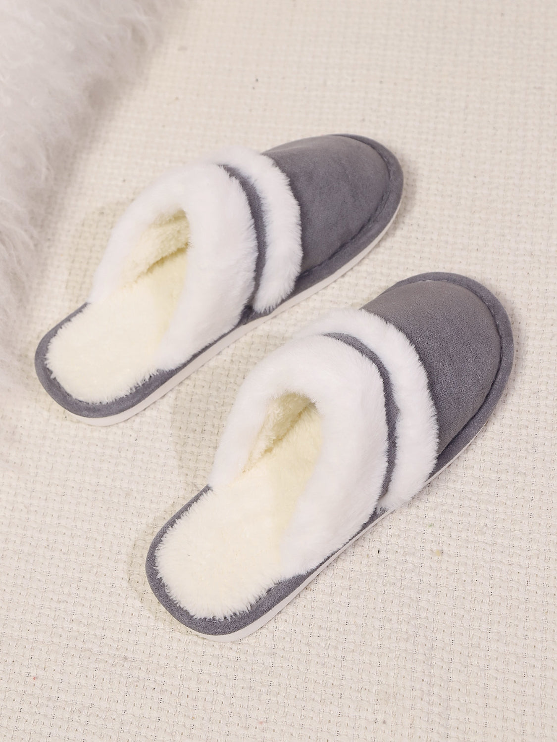 LIZAKOSHT  -  Contrast Faux Fur Round Toe Slippers