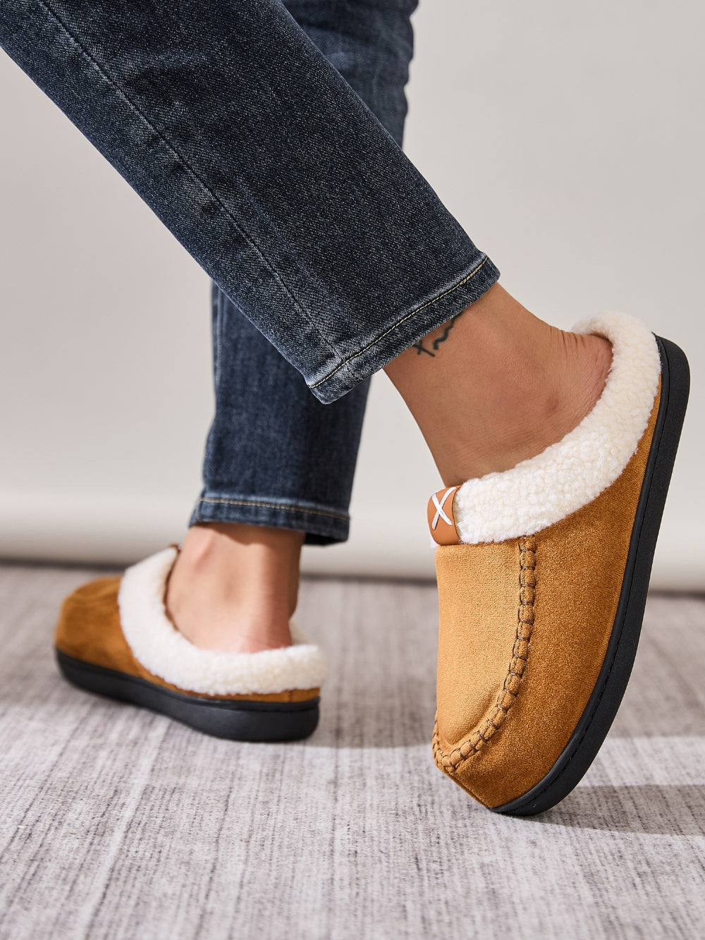 LIZAKOSHT  -  Contrast Round Toe Flat Slippers