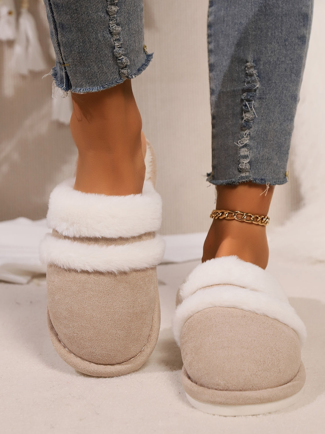 LIZAKOSHT  -  Contrast Faux Fur Round Toe Slippers