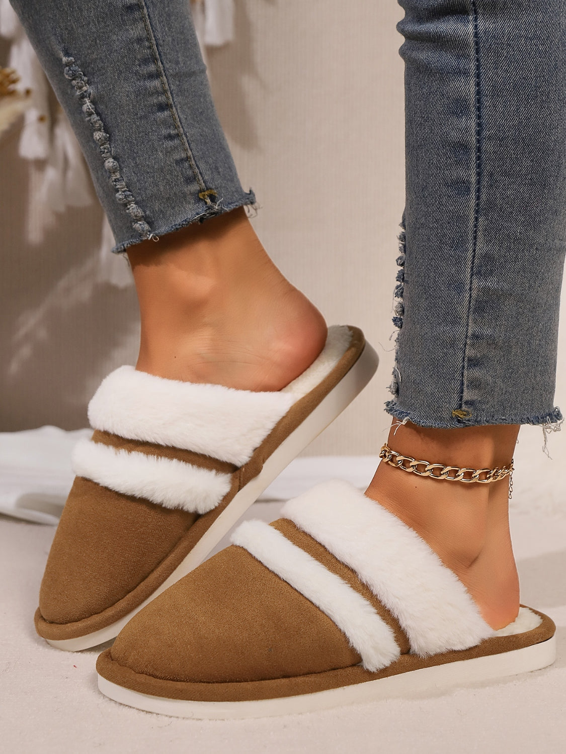 LIZAKOSHT  -  Contrast Faux Fur Round Toe Slippers