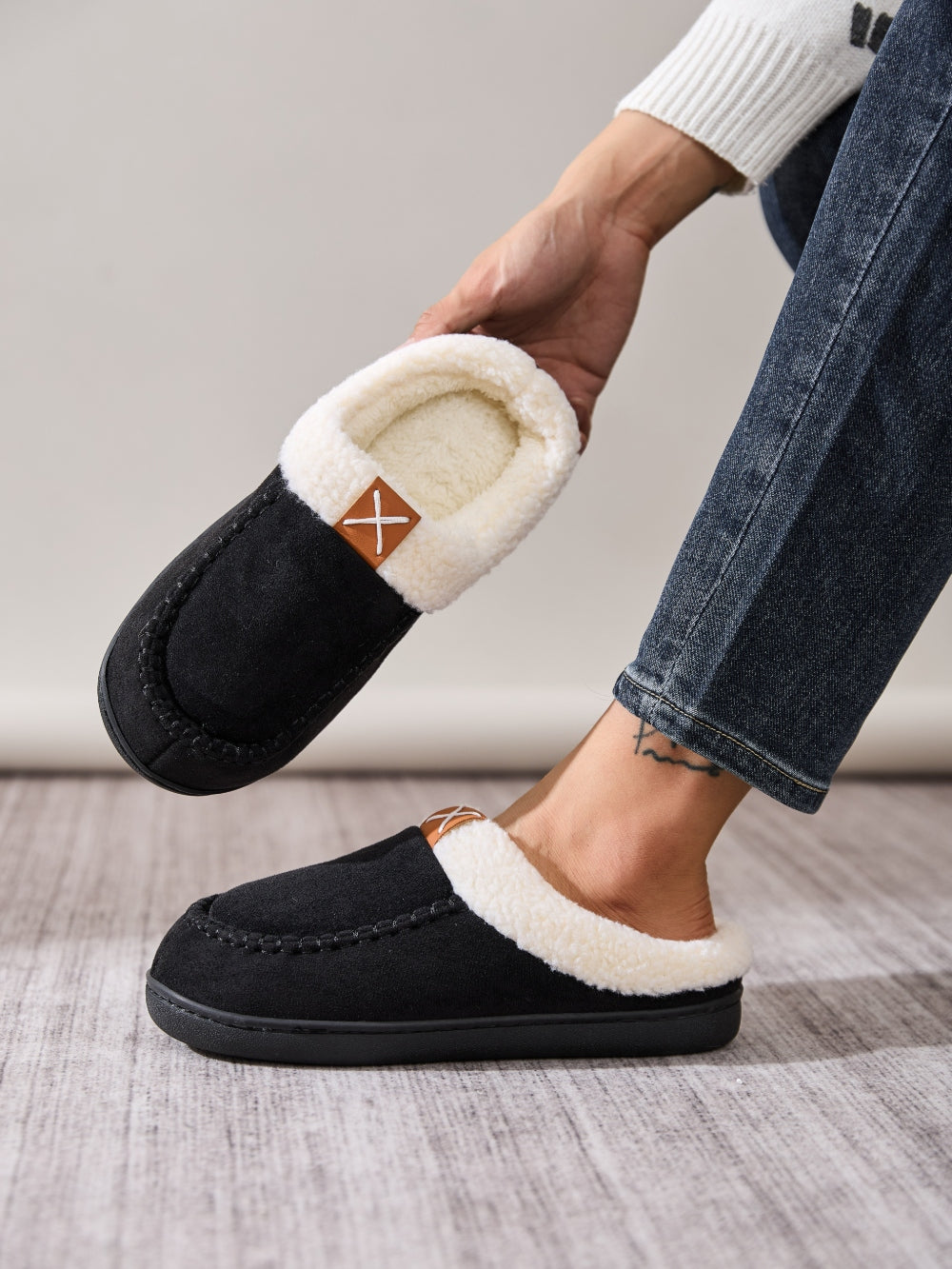 LIZAKOSHT  -  Contrast Round Toe Flat Slippers