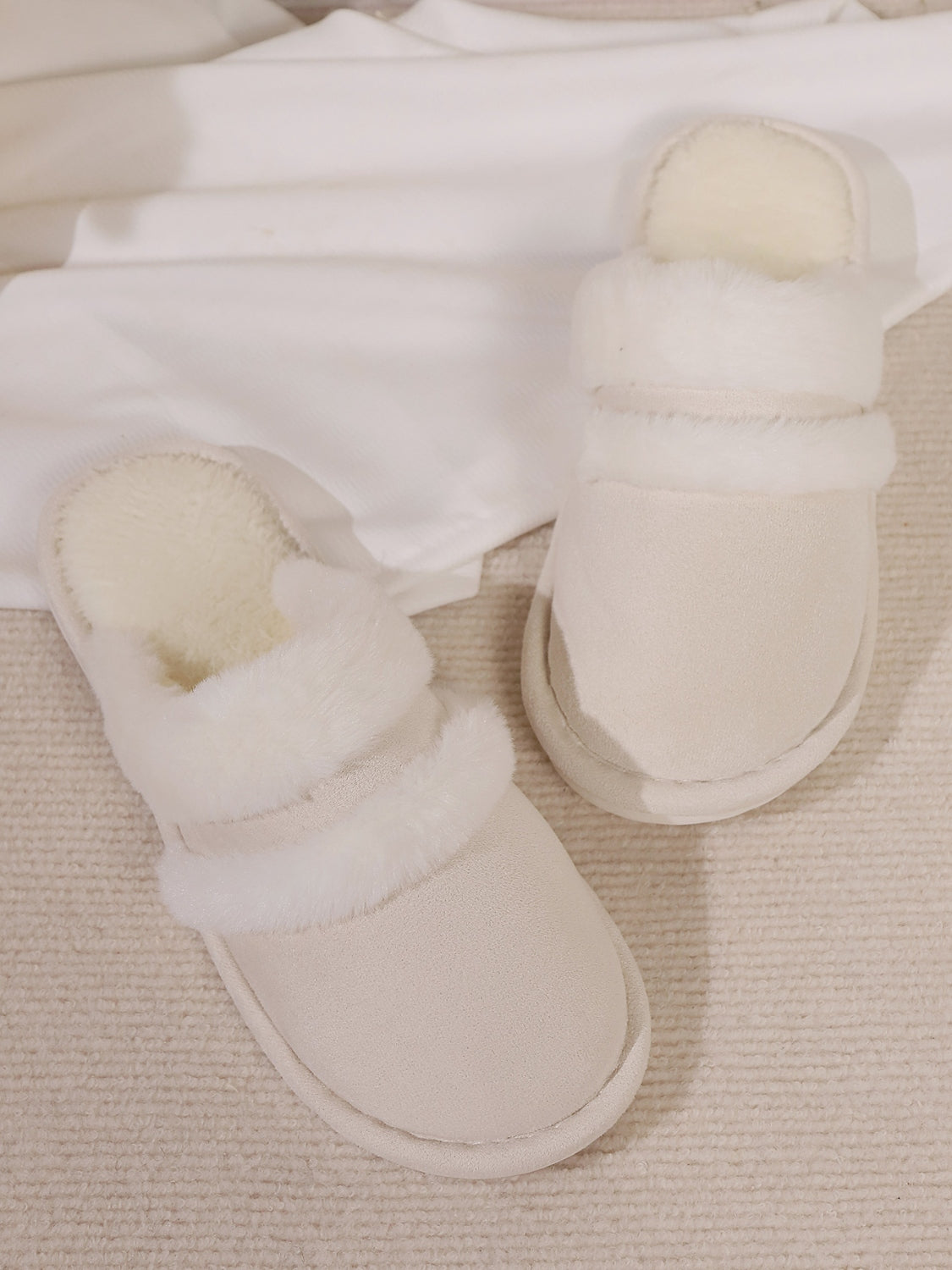 LIZAKOSHT  -  Contrast Faux Fur Round Toe Slippers