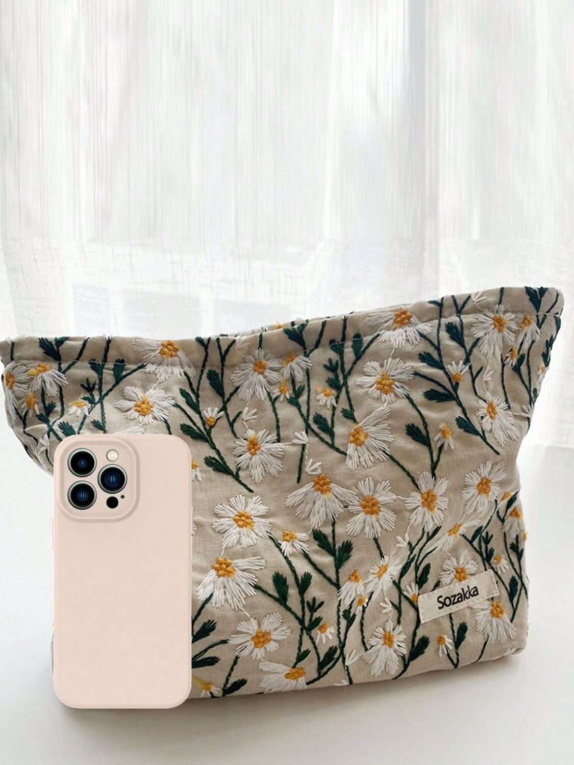 LIZAKOSHT  -  Daisy Embroidered Cosmetic Pouch