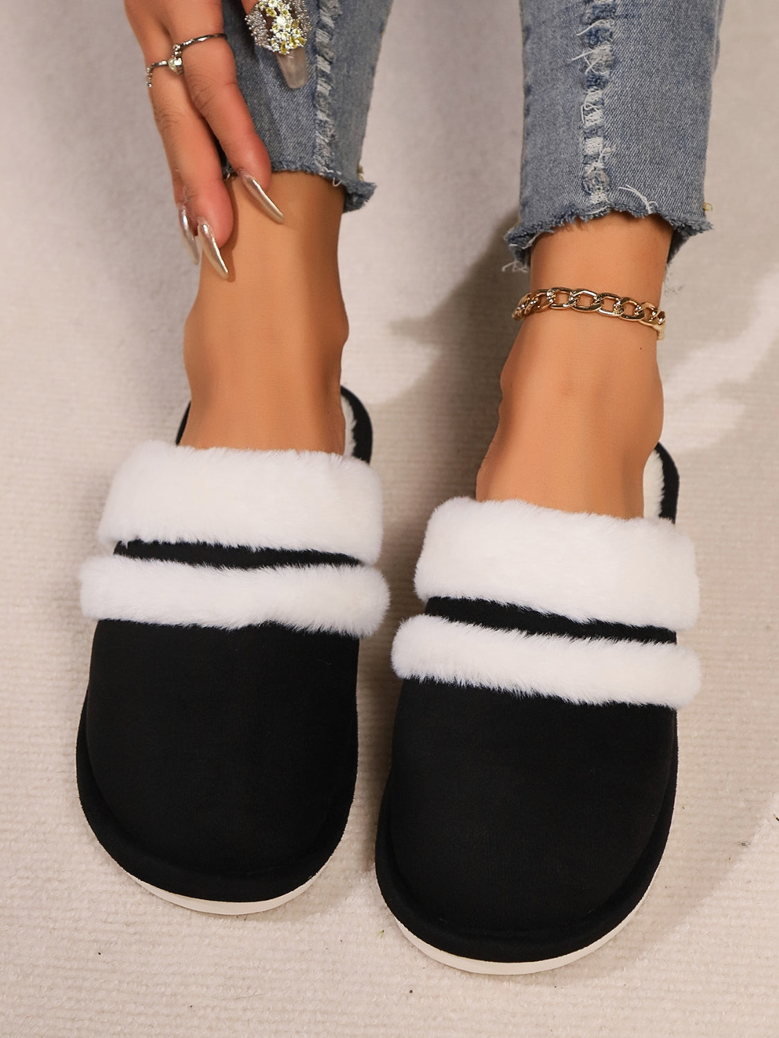 LIZAKOSHT  -  Contrast Faux Fur Round Toe Slippers