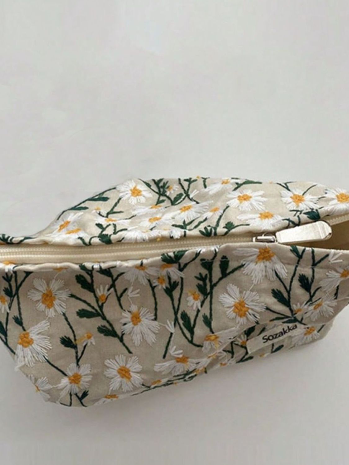 LIZAKOSHT  -  Daisy Embroidered Cosmetic Pouch