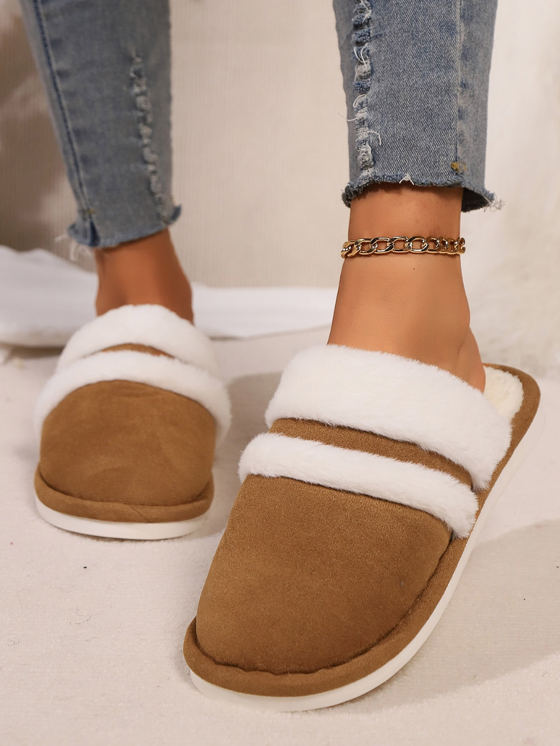 LIZAKOSHT  -  Contrast Faux Fur Round Toe Slippers