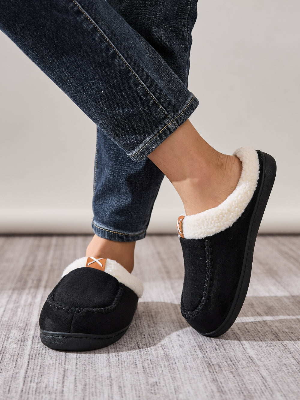 LIZAKOSHT  -  Contrast Round Toe Flat Slippers