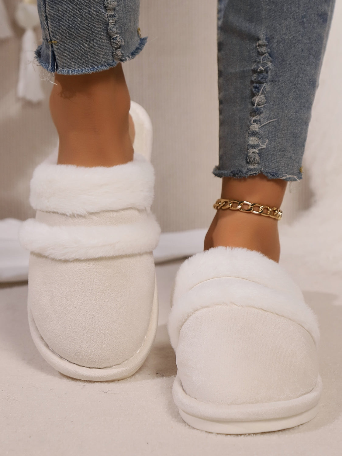 LIZAKOSHT  -  Contrast Faux Fur Round Toe Slippers