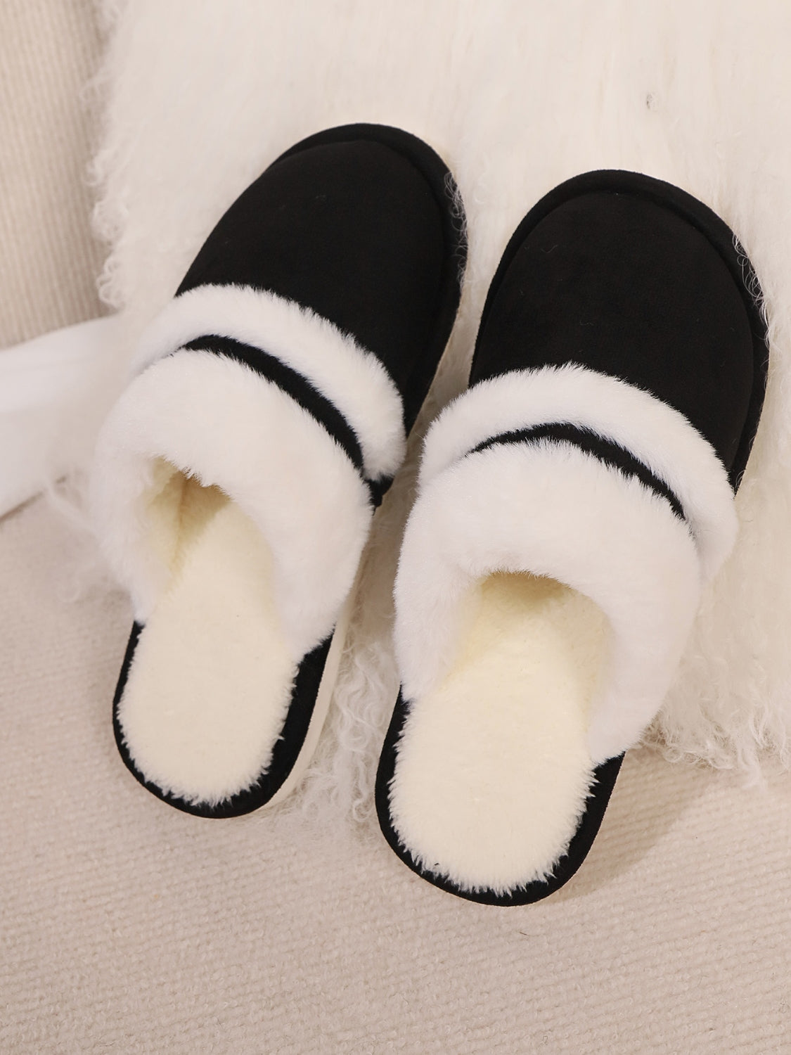 LIZAKOSHT  -  Contrast Faux Fur Round Toe Slippers